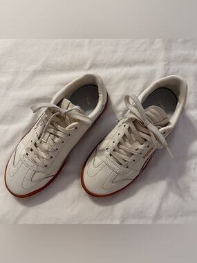 Puma Woman’s Off-White Leather Sneakers with Gum Outsole